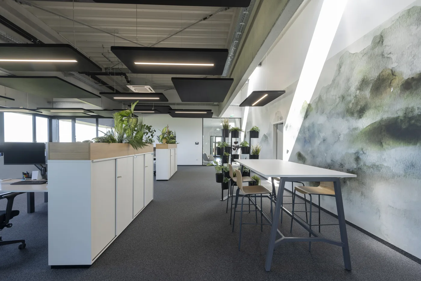 Moderner Arbeitsplatz mit viel Tageslicht